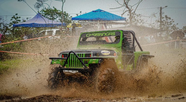 Barro, potencia y estrategia: así arrancó el Campeonato Nacional de Autocross en San Carlos