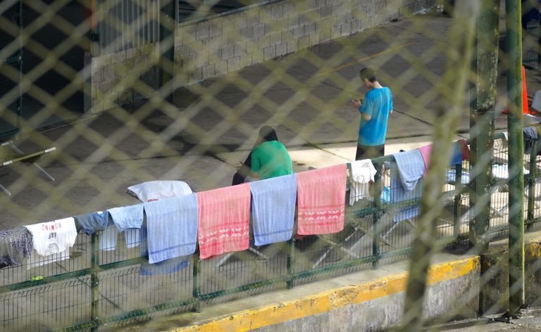 Tres ONG denuncian que Costa Rica violó derechos humanos de migrantes expulsados por EE.UU.