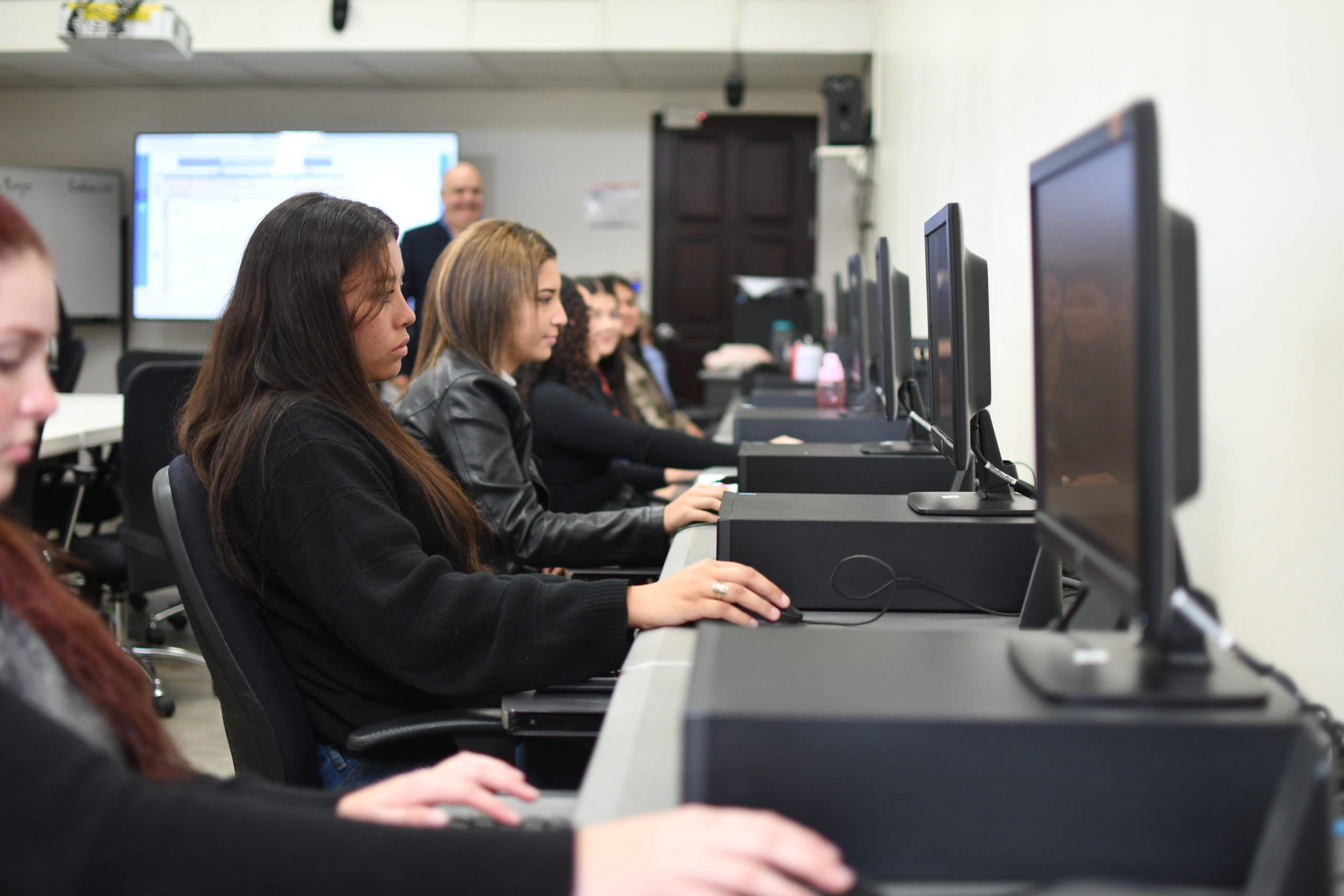 Imagen principal del artículo: Programa "ReactivaTE" capacitó a más de 210 mujeres de zonas rurales para impulsar su acceso a empleos de calidad