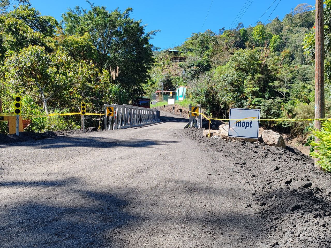 Imagen principal del artículo: Puente Bailey que estaba en Taras ya se colocó en Navarro del Muñeco