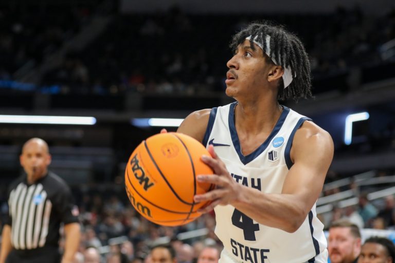 Ian Martínez juega su último partido como basquetbolista universitario ante UCLA en Kentucky