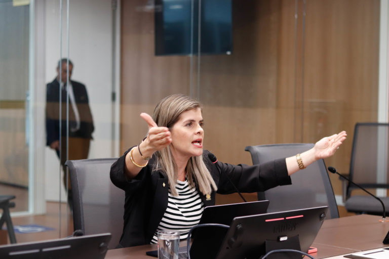Laura Fernández se roba el mandado y confirma (pre)candidatura