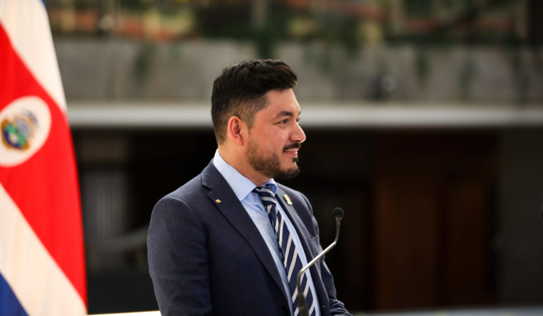 MEP amonestó a director de colegio por charla de joven chavista que se hizo pasar por funcionario del TSE