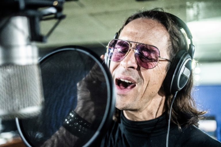 Luis Arenas reinterpreta la canción "Profanar" de Suite Doble para apoyar a Chepe se Baña