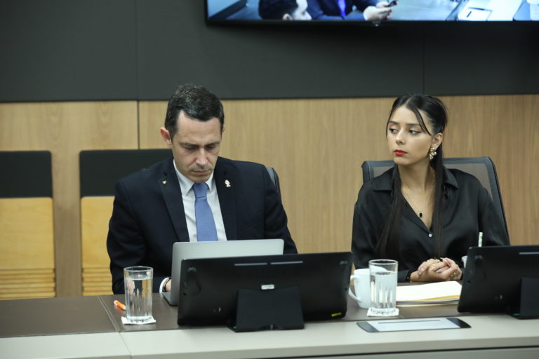 Tarde de gritos y reclamos en la Asamblea Legislativa