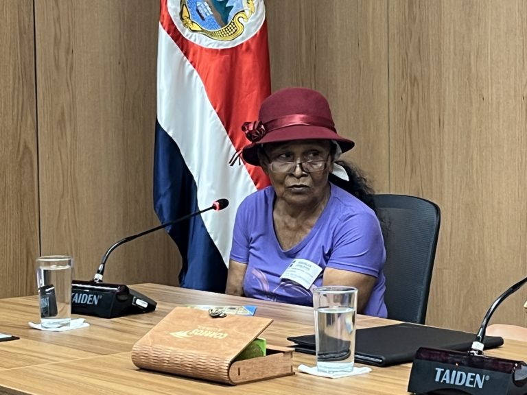 Lideresa indígena recibe homenaje postal en el marco del Día Internacional de la Mujer