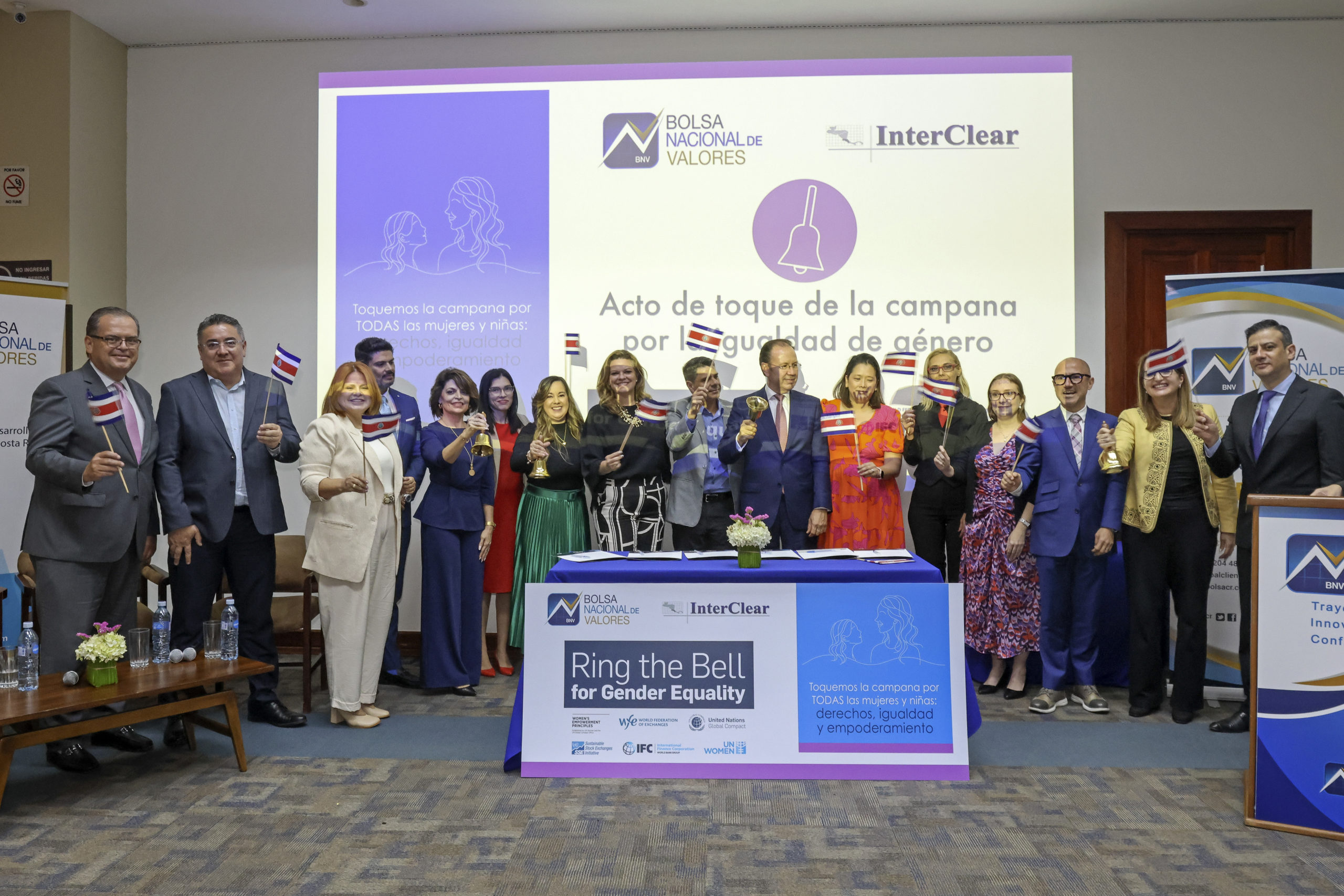 Imagen principal del artículo: Costa Rica toca la campana por la igualdad de género como llamado a transformar estructuras que garanticen el acceso equitativo