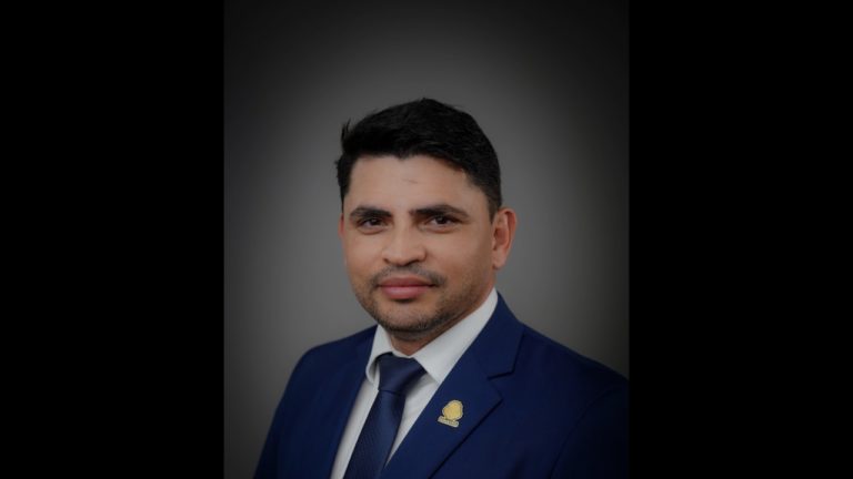 Renuncia Royner Mora, ministro de Deporte