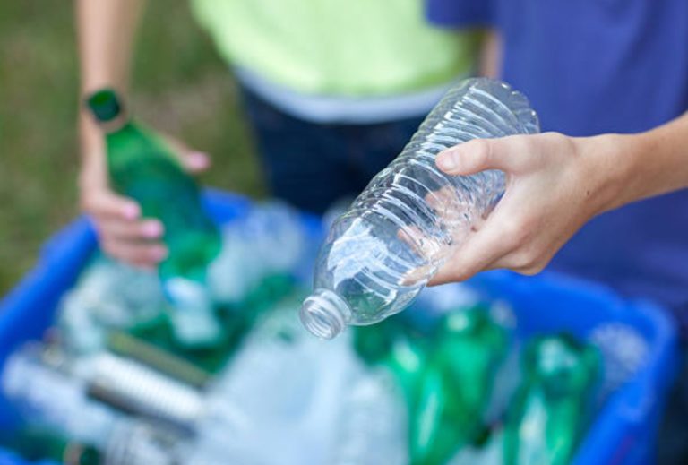 El Colegio de Químicos advierte sobre los peligros de reutilizar botellas de plástico de un solo uso