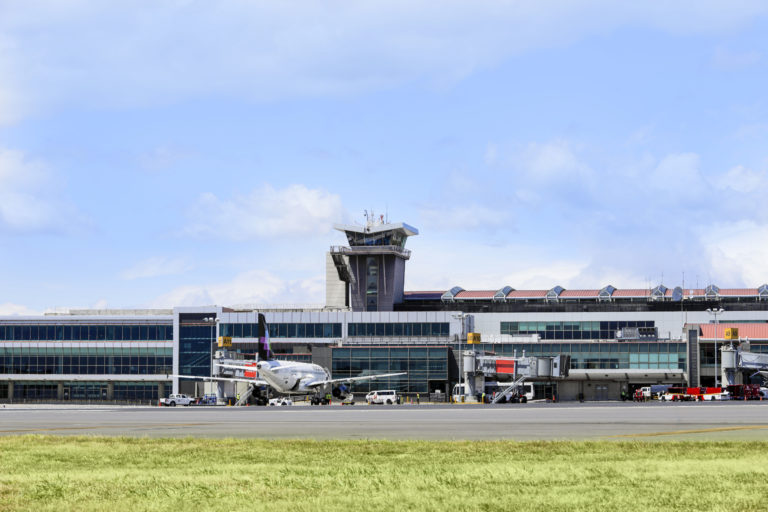 Falla eléctrica en radares suspende operaciones aéreas en el Aeropuerto Internacional Juan Santamaría