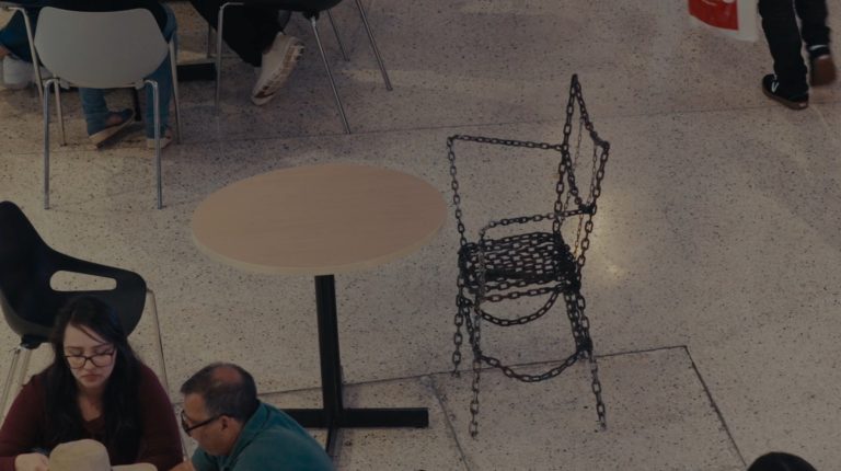 "Sillas incómodas": intervención artística visibiliza desigualdad de género en Costa Rica