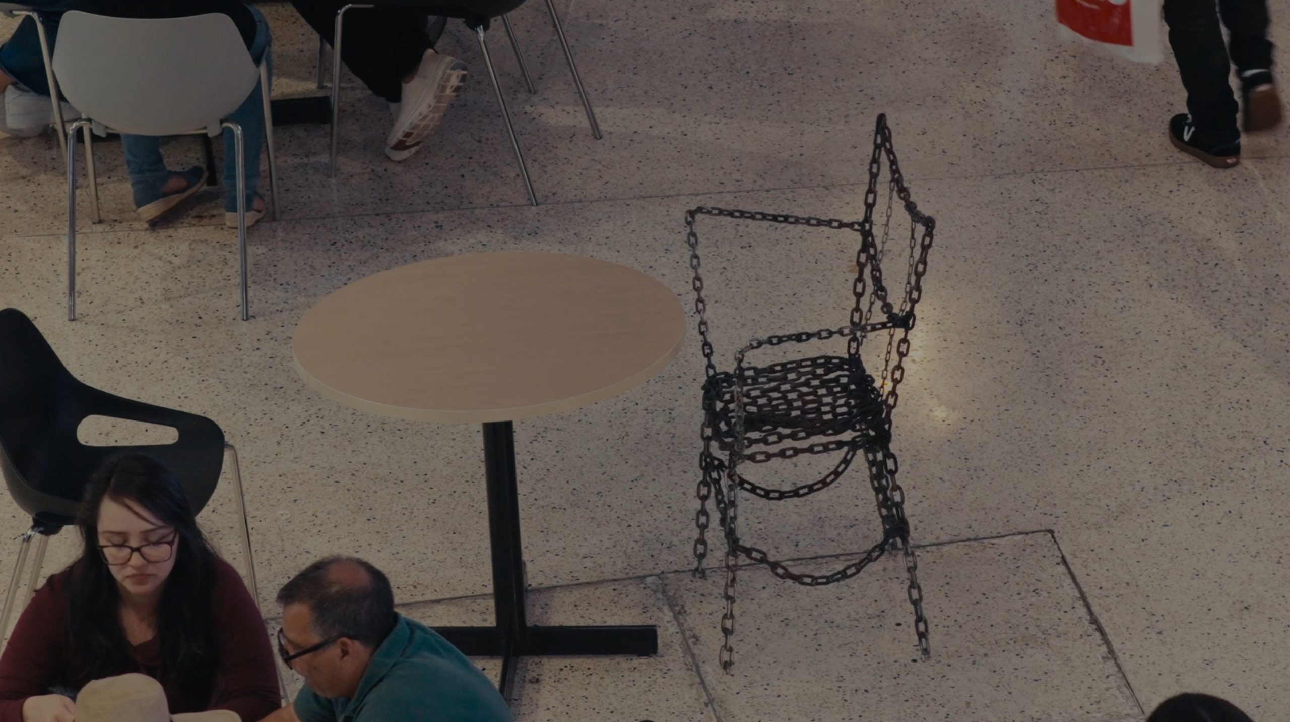 Imagen principal del artículo: "Sillas incómodas": intervención artística visibiliza desigualdad de género en Costa Rica