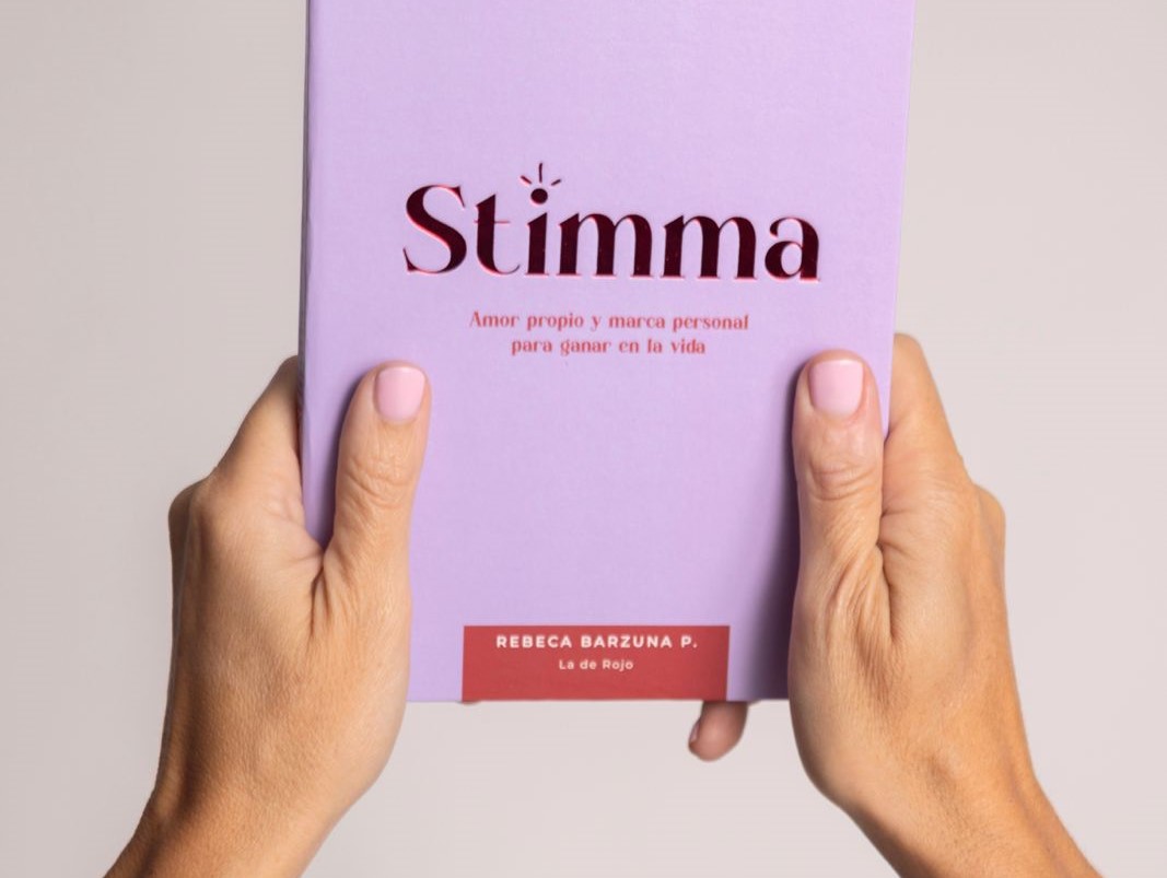 Imagen principal del artículo: Blogger “La de Rojo” lanza su primer libro "STIMMA"