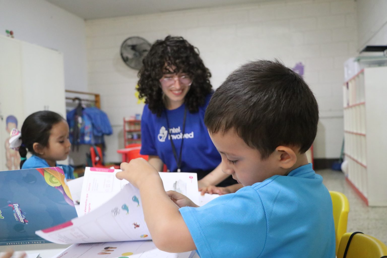 Imagen principal del artículo: Intel reafirma su compromiso con la educación mediante la donación de libros a niños y niñas en Costa Rica