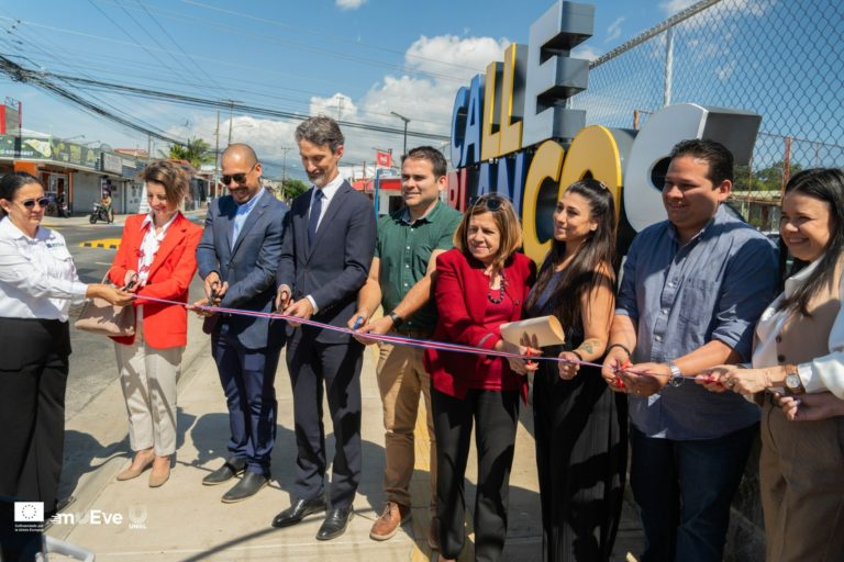 Calle Blancos estrena nuevo paso seguro con islas de refugio, rampas accesibles y mejor señalización