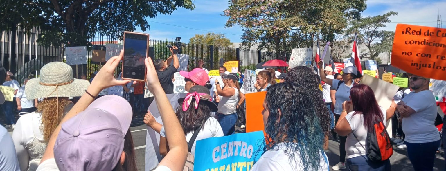 Imagen principal del artículo: Organizaciones realizaron manifestación frente a Casa Presidencial en defensa de la Red de Cuido
