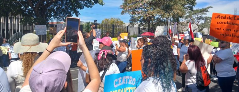 Organizaciones realizaron manifestación frente a Casa Presidencial en defensa de la Red de Cuido