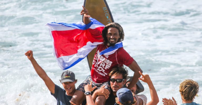 Surfista tico Cali Muñoz se proclama campeón del Barbados Surf Pro 2025