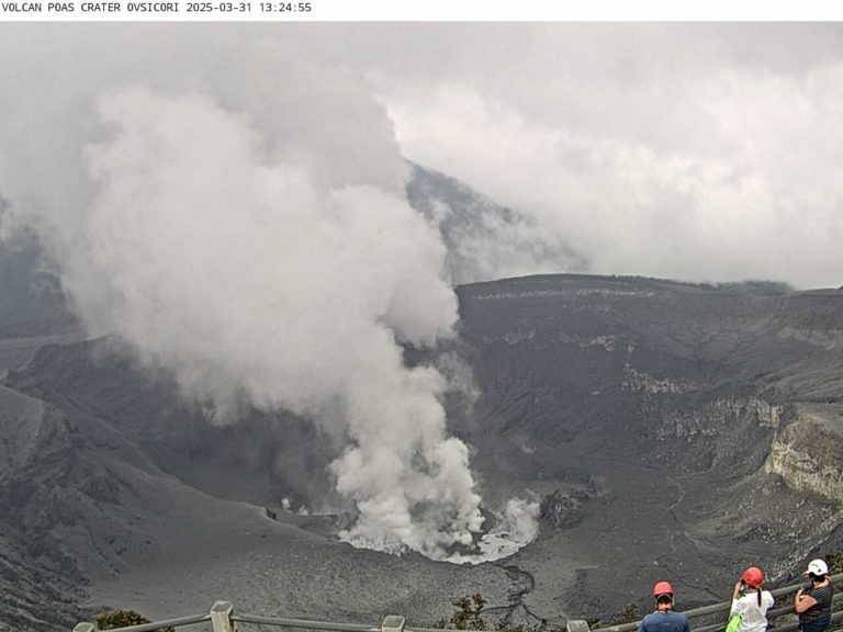 CNE declara alerta naranja por aumento en la actividad del volcán Poás