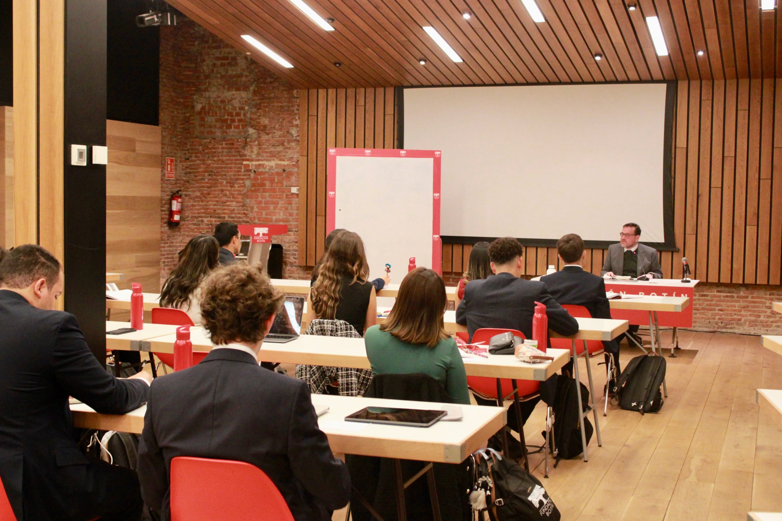 Imagen principal del artículo: Beca ofrece oportunidad internacional para estudiantes universitarios