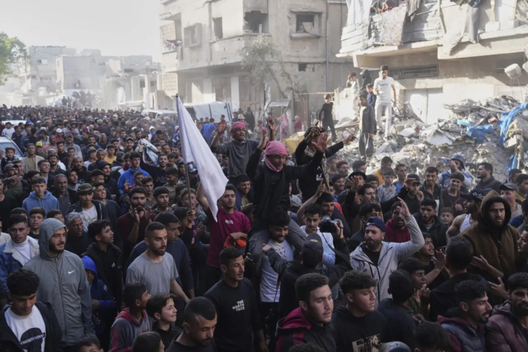 Miles de palestinos protestan pidiendo el fin de la guerra y con inusuales consignas contra Hamás