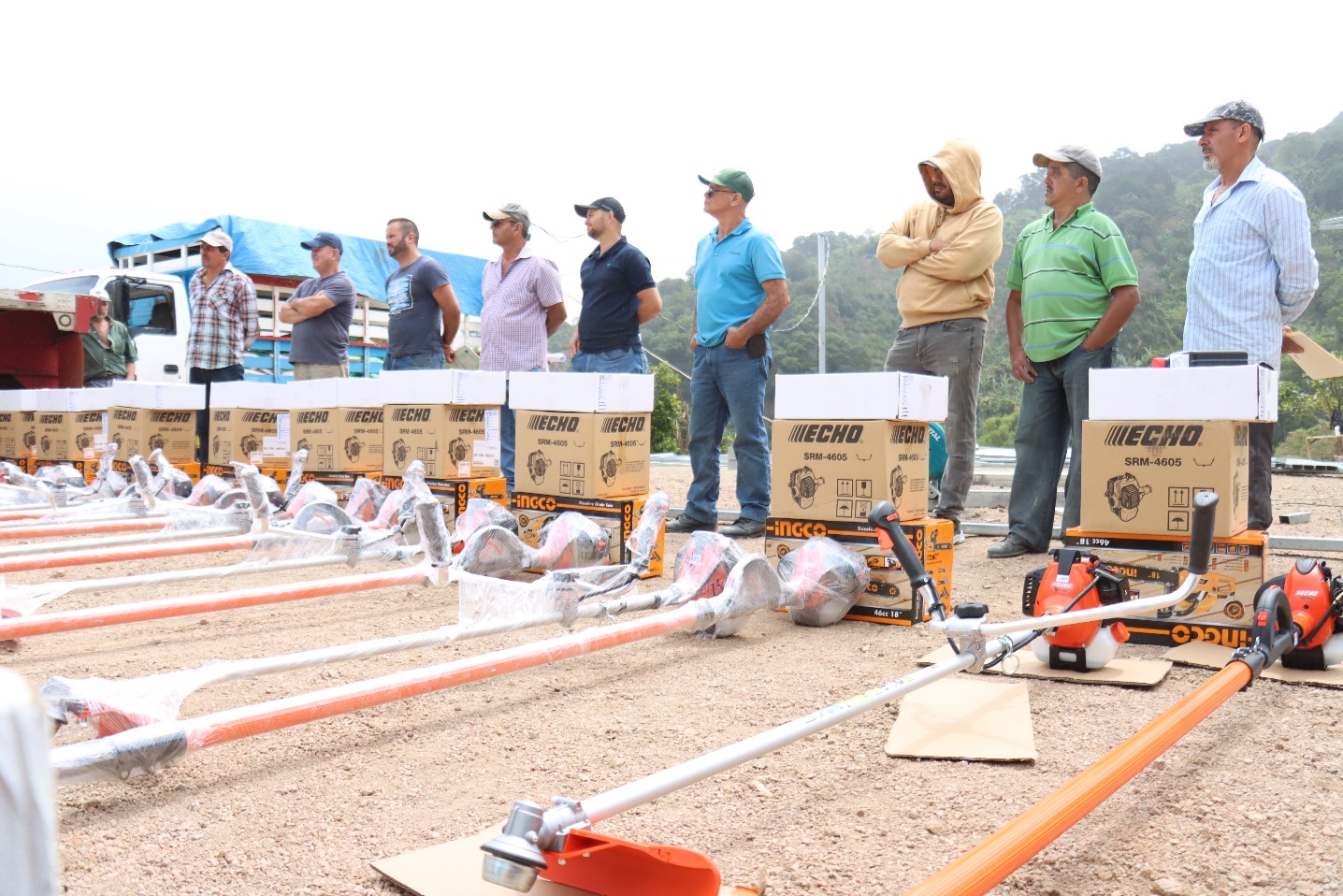 Imagen principal del artículo: Entrega de equipos e insumos a productores de café y aguacate mejorará condiciones de siembra, producción y comercialización