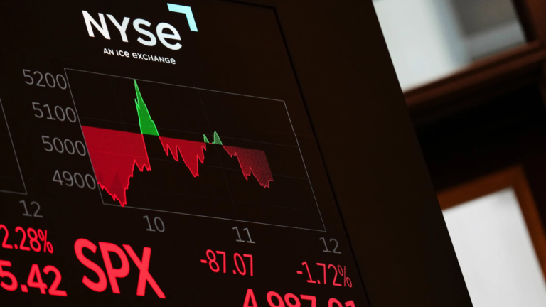 Una noticia falsa sobre una pausa en los aranceles de Trump llevó a los mercados a un subibaja