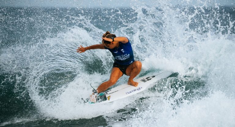 Surfista tica Brisa Hennessy clasifica a cuartos de final y asegura un quinto lugar en El Salvador