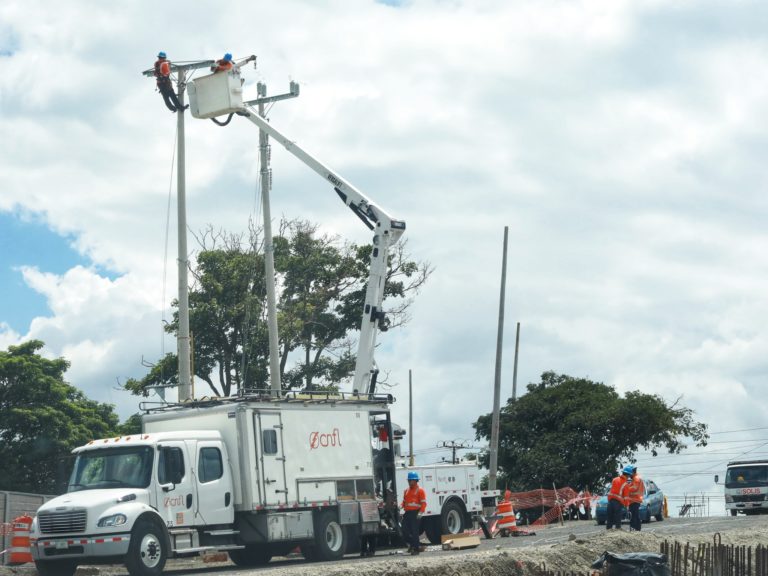 Contraloría ordena detener publicidad ilegal en postes y vallas