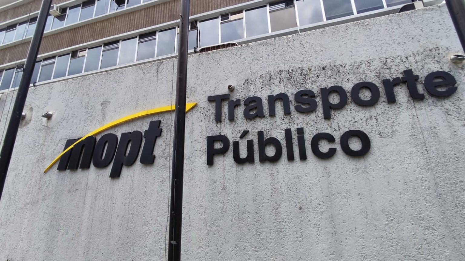 Imagen principal del artículo: Gobierno nombra a dirigentes autobuseros y taxistas en nueva integración del CTP
