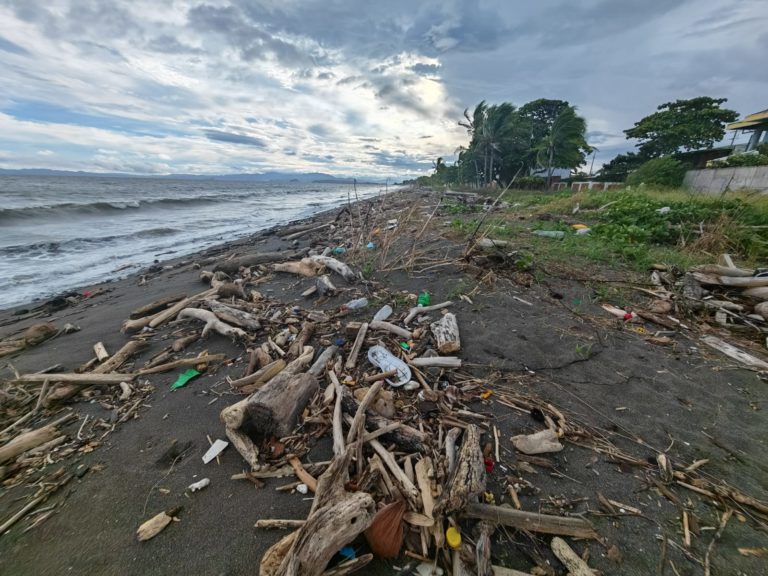 Playas de Costa Rica entre las más contaminadas con botellas plásticas, según estudio internacional