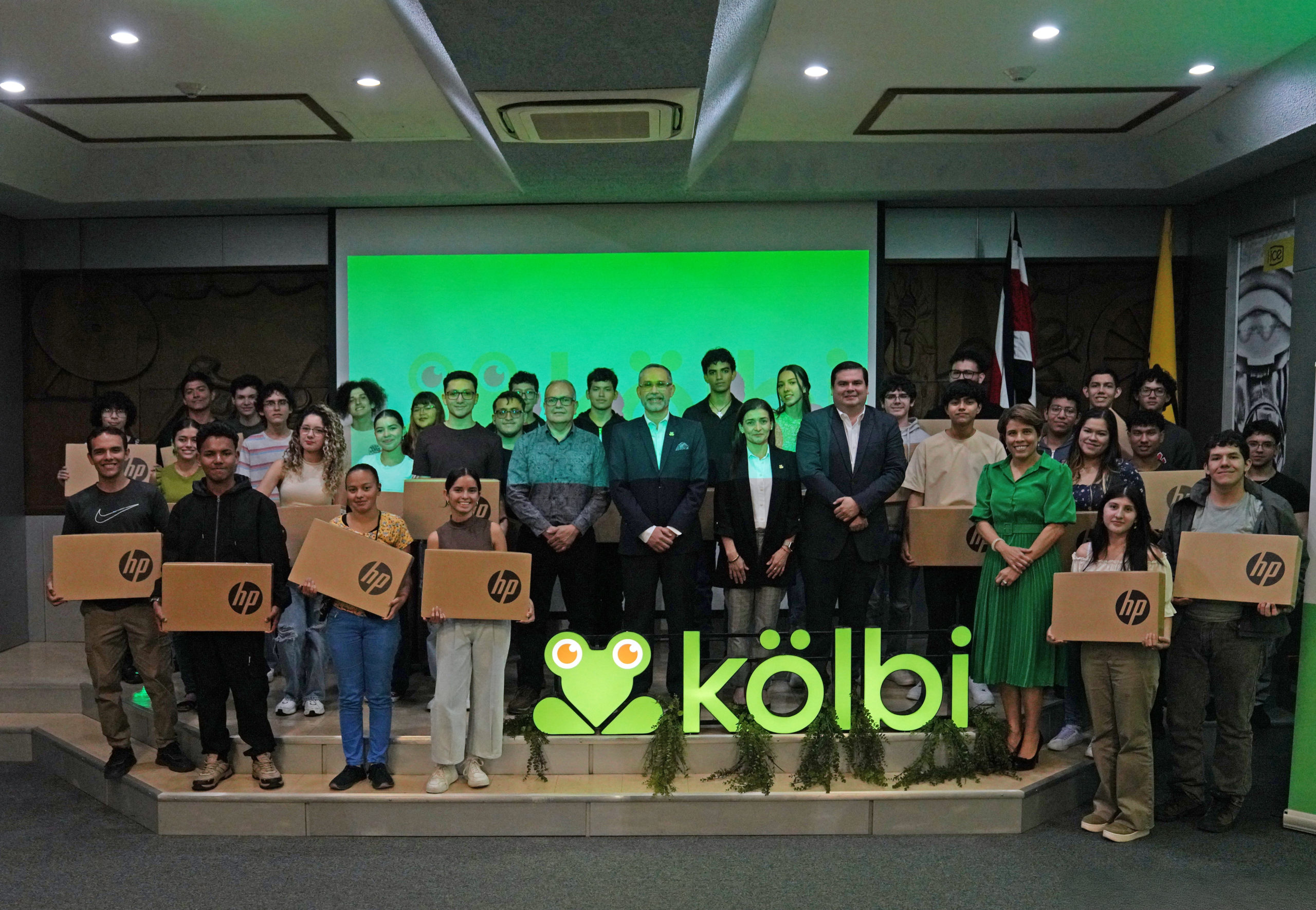 Imagen principal del artículo: Kölbi entrega computadoras a estudiantes de la UCR y el TEC con notas destacadas en examen de admisión