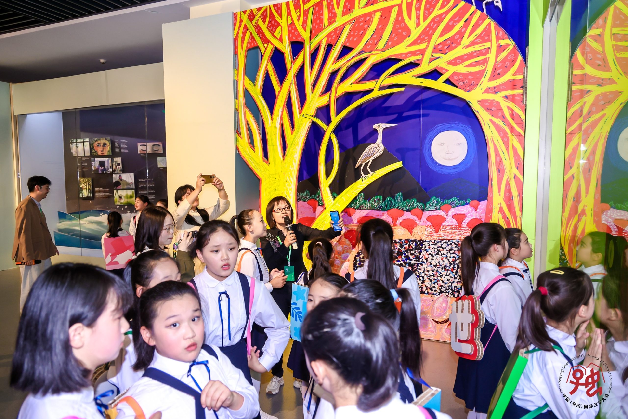 Imagen principal del artículo: Obra tica "La pesca del viejo señor Manzanillo" destaca en exhibición internacional de literatura infantil en China