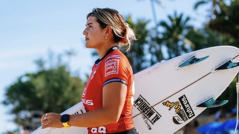 Surfista tica Brisa Hennessy avanza a los octavos de final en la cuarta parada del Tour Mundial 2025 en El Salvador