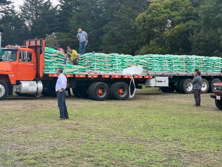 Productores de Los Santos reciben equipos e insumos para cultivo de café y aguacate