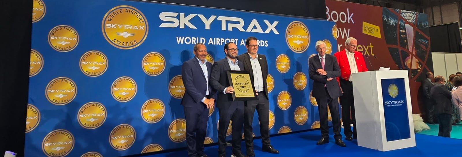 Imagen principal del artículo: Aeropuerto Juan Santamaría es reconocido por cuatro año consecutivo como Mejor Aeropuerto y con el Mejor Personal de Aeropuerto en Centroamérica y el Caribe por Skytrax