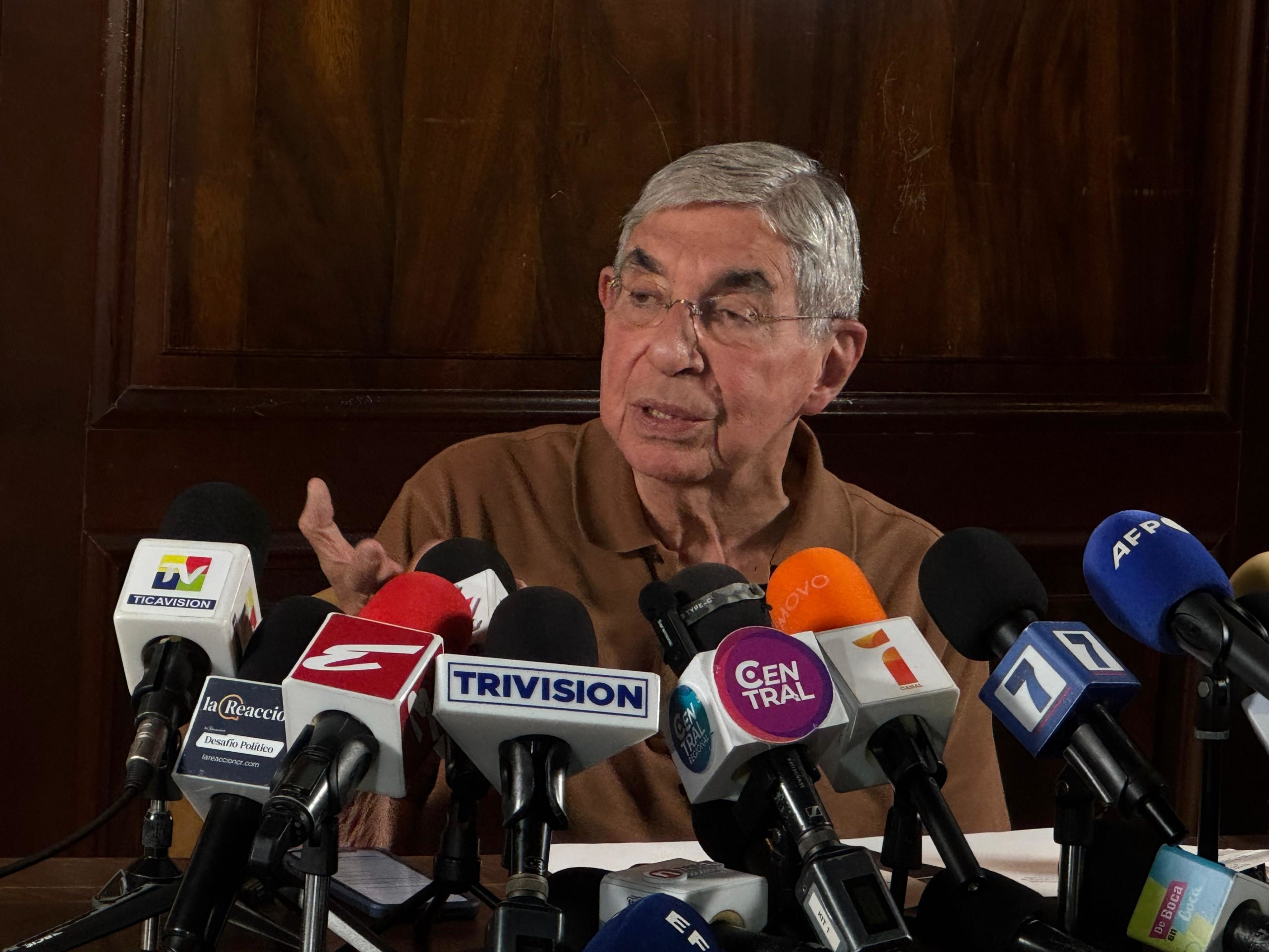 Imagen principal del artículo: Visagate continúa: Óscar Arias no podrá viajar a EE. UU.