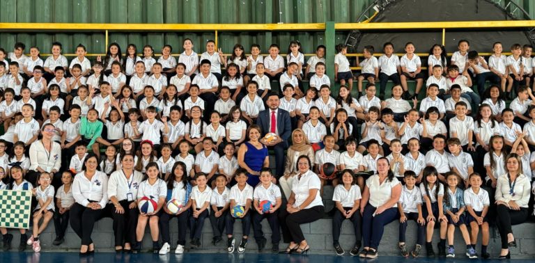 Emiratos Árabes Unidos dona implementos deportivos a 5 mil estudiantes costarricenses