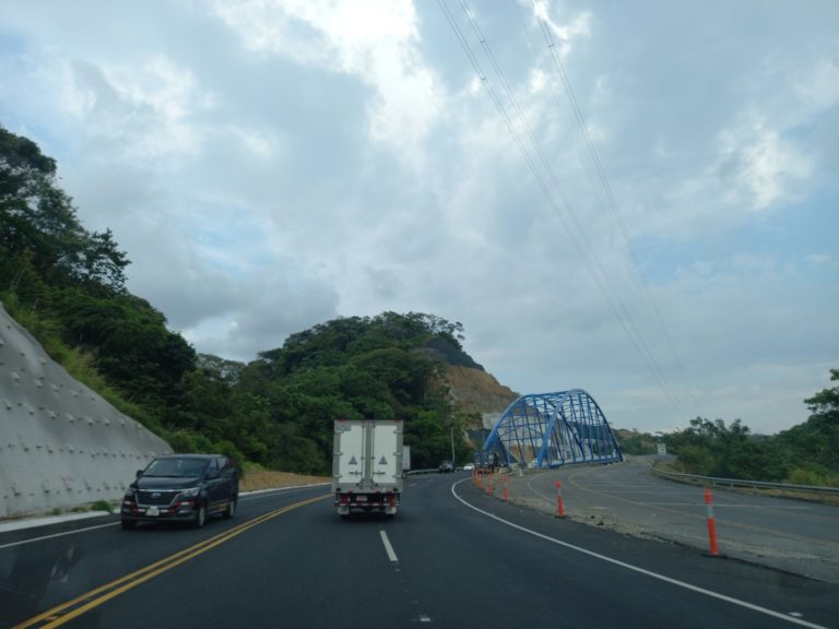 Ruta 27 mantendrá paso regulado continuo en el kilómetro 56 tras emergencia por colapso de alcantarilla