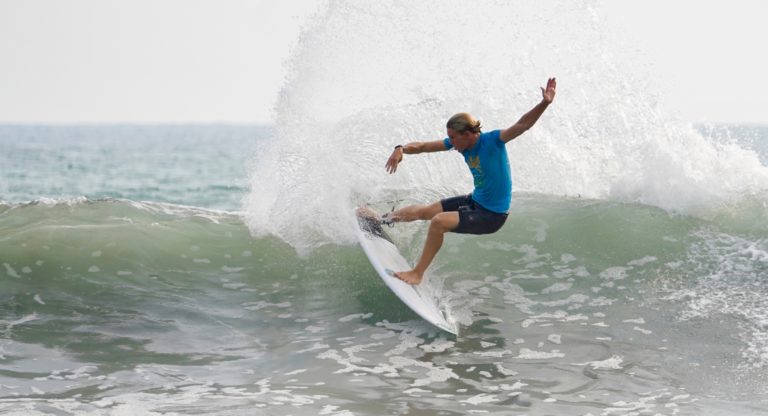 Joven surfista tico Sam Reidy triunfa en Jacó y vuelve a liderar el Circuito Nacional de Surf 2025