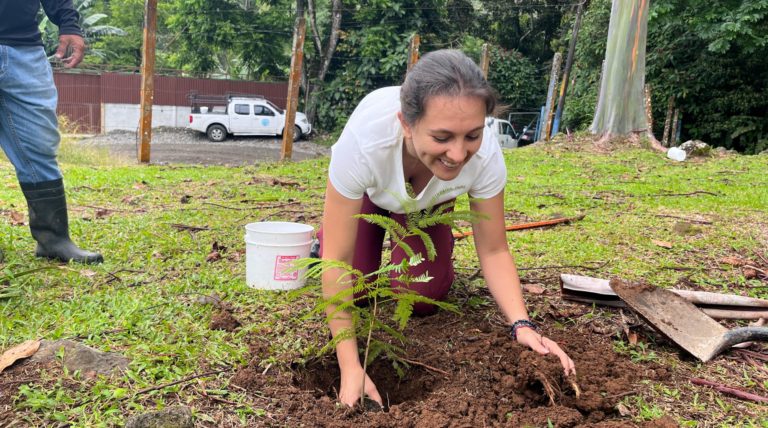 AGROMIRA 2025 deja huella verde con jornada de reforestación en Turrialba