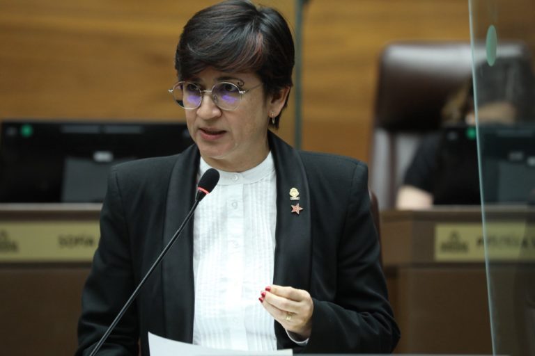 Rocío Alfaro llama a defender los derechos laborales y cuestiona "negocios personales" del Gobierno