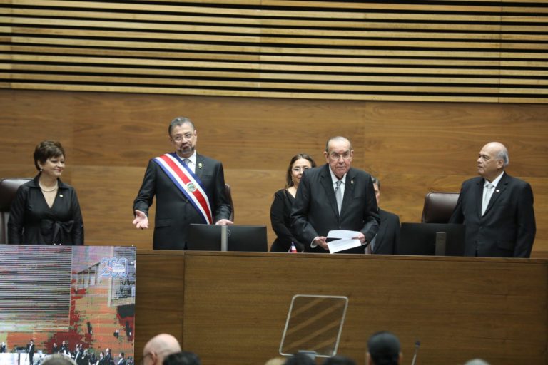 Chaves defiende su gestión con tono confrontativo y Arias responde con advertencia sobre deriva autoritaria