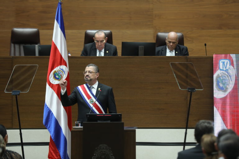 Chaves desconvoca toda la agenda legislativa para forzar votación del veto a ley de vuelos baratos