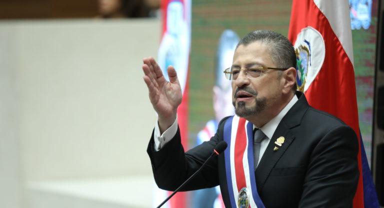 Rodrigo Chaves y el anti-liderazgo político: ¿una amenaza para la democracia costarricense?