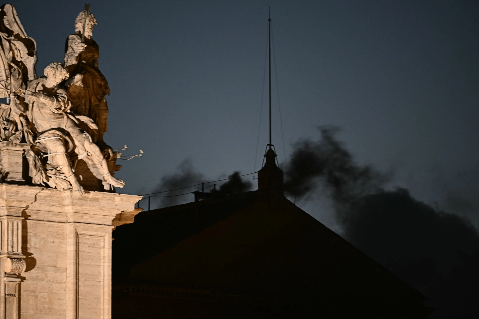 Imagen principal del artículo: Humo negro en el Vaticano: sin consenso en primera votación del cónclave para elegir sucesor de Francisco