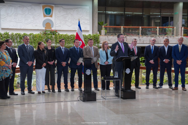 Cámaras empresariales lamentan rechazo legislativo a vía rápida para proyecto de jornadas de 12 horas