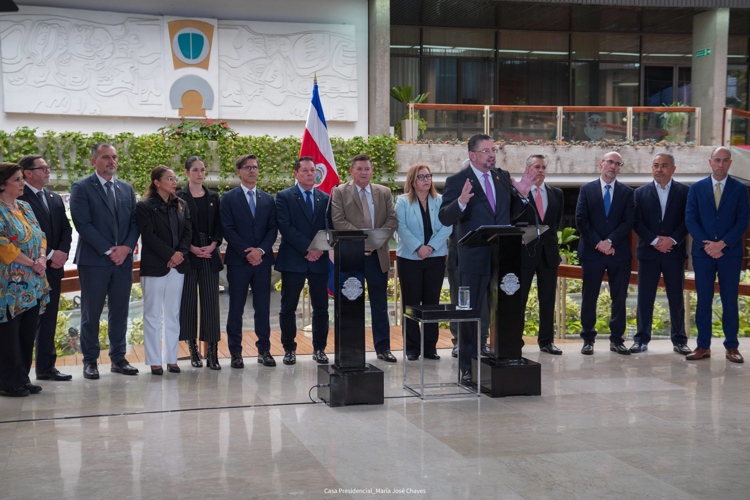 Imagen principal del artículo: Cámaras empresariales lamentan rechazo legislativo a vía rápida para proyecto de jornadas de 12 horas