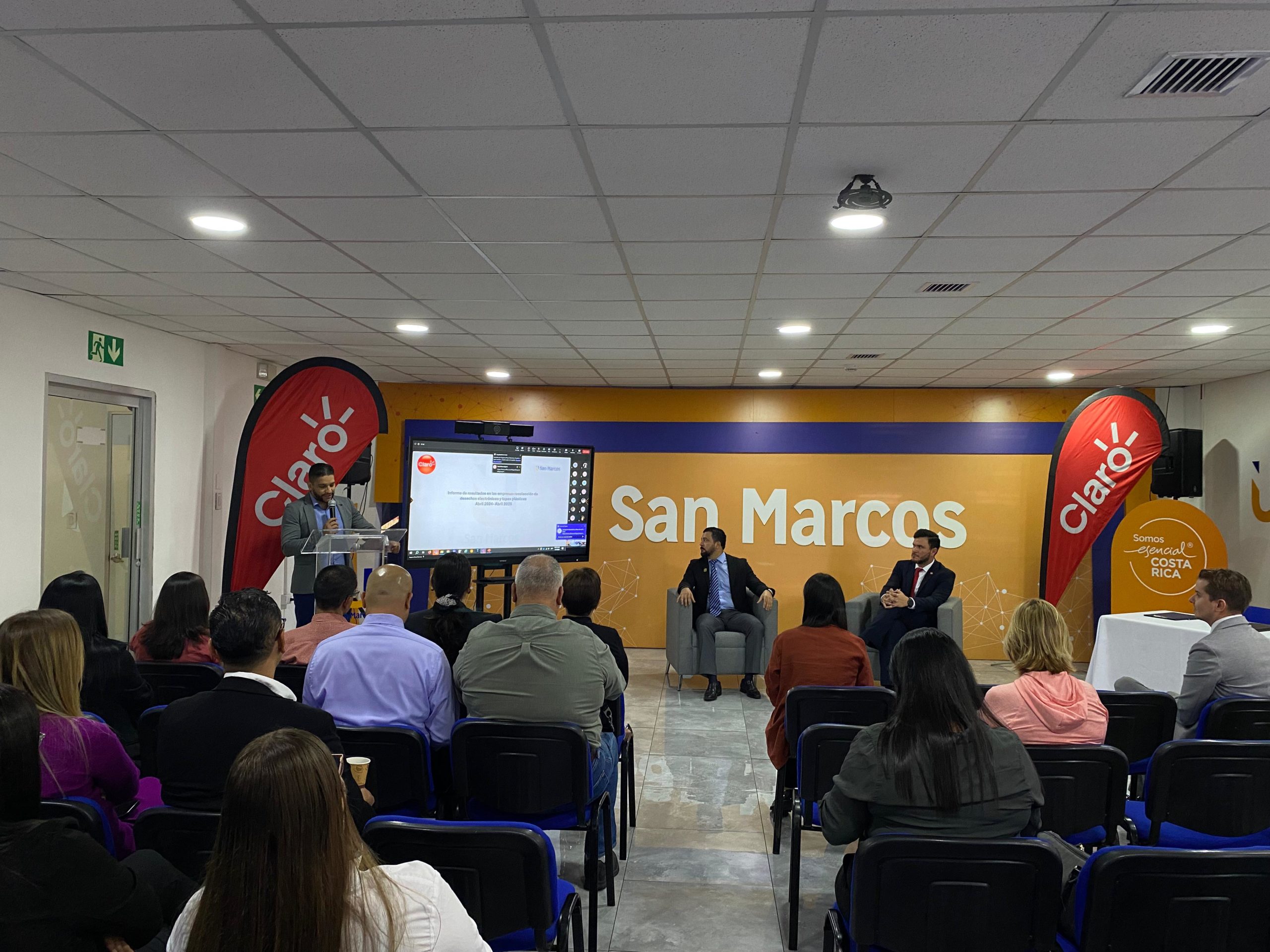 Imagen principal del artículo: Claro y la U San Marcos renuevan convenio por el reciclaje electrónico