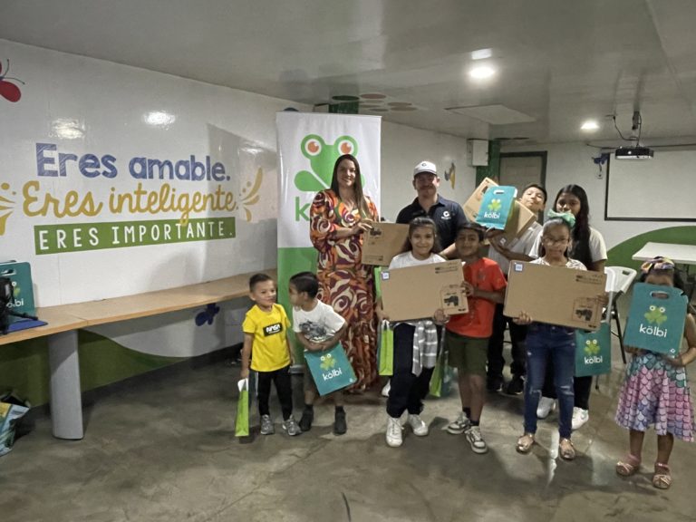 Kölbi entregó computadoras a Fundación Grítalo para apoyar niños en condición de vulnerabilidad